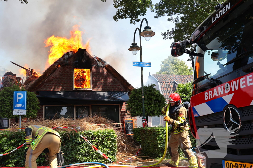 Brand in rieten dak van woning