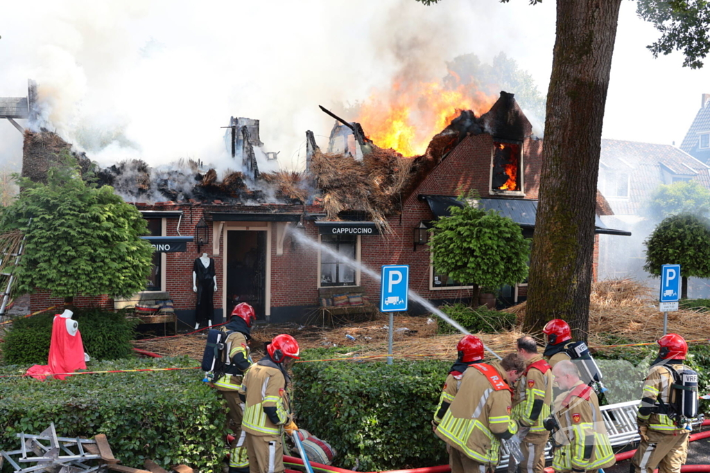 Brand in rieten dak van woning