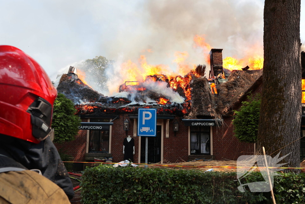 Brand in rieten dak van woning