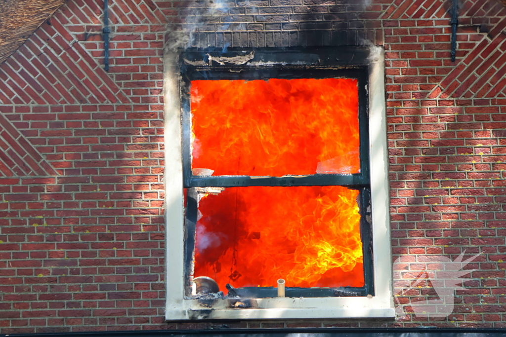 Brand in rieten dak van woning