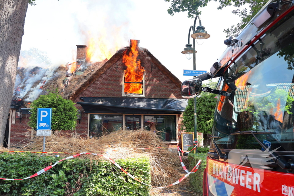 Brand in rieten dak van woning