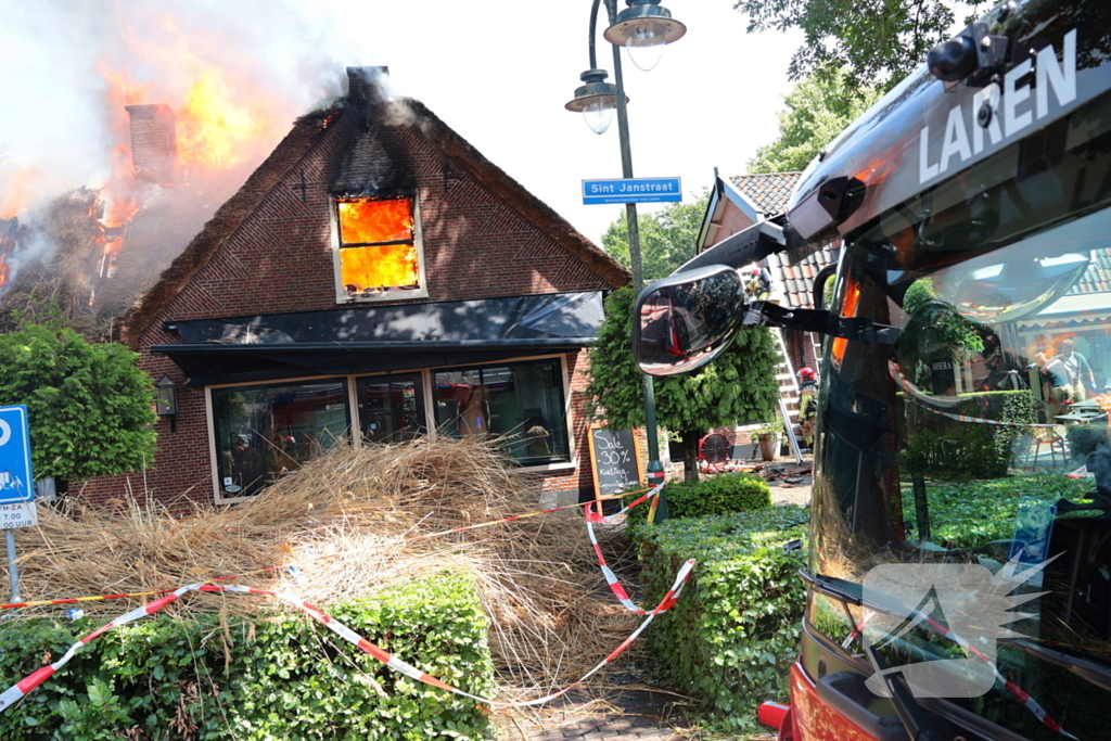Brand in rieten dak van woning