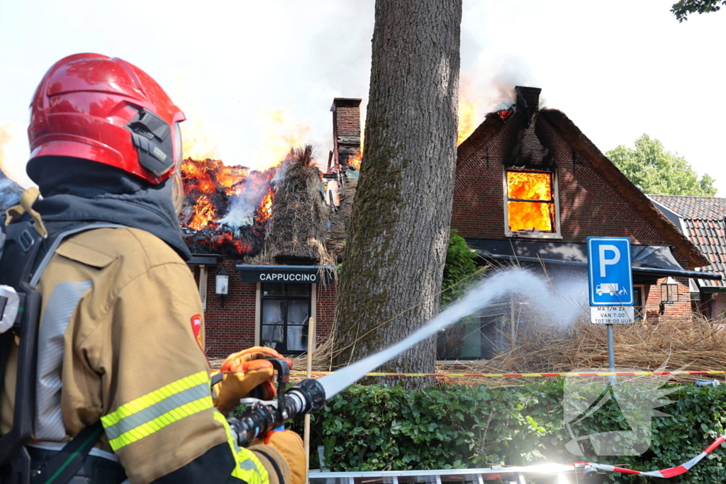 Brand in rieten dak van woning