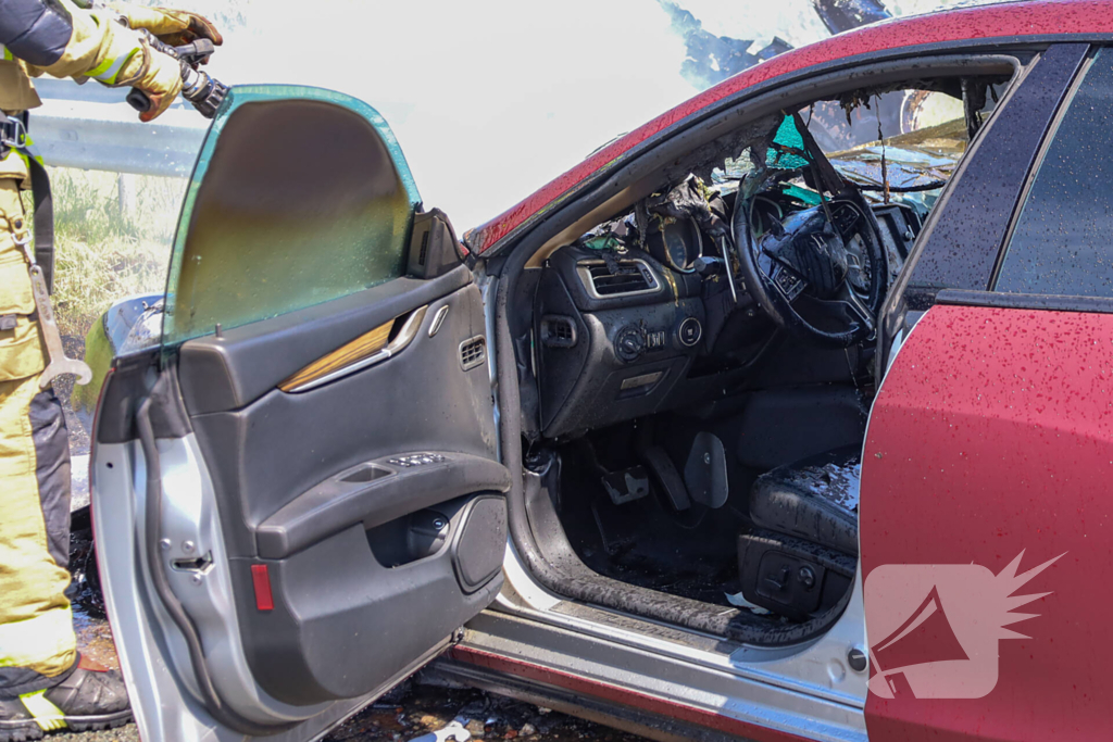 Maserati brandt volledig uit op snelweg