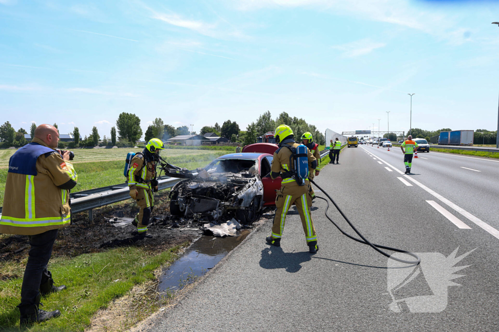 Maserati brandt volledig uit op snelweg