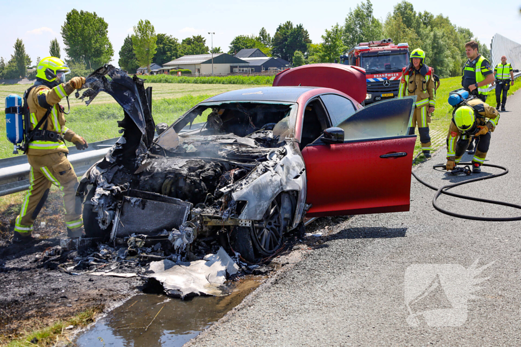 Maserati brandt volledig uit op snelweg