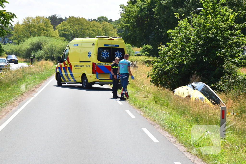 Politie helpt vrouw uit auto
