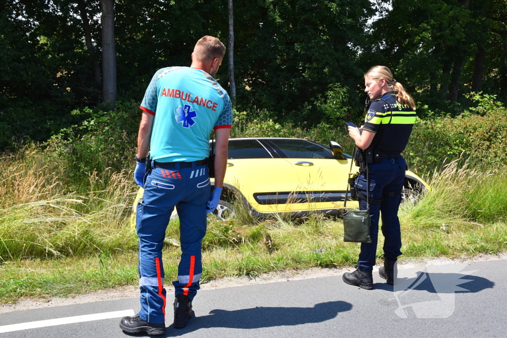 Politie helpt vrouw uit auto
