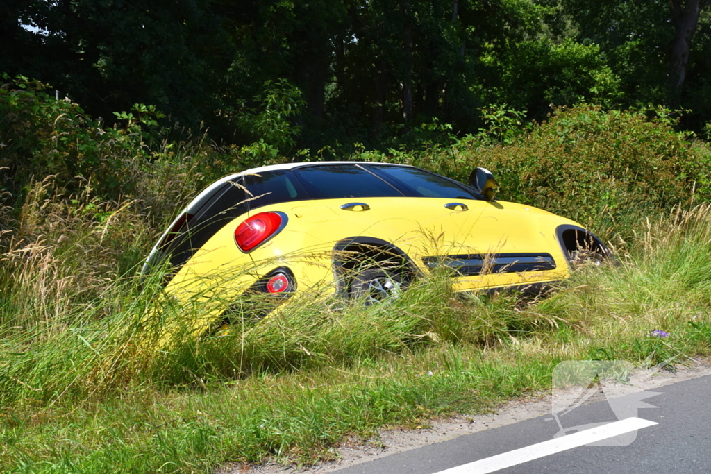 Politie helpt vrouw uit auto