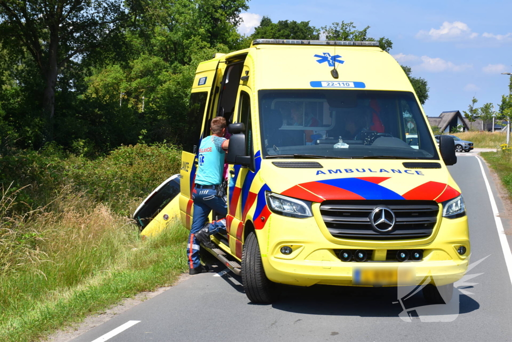 Politie helpt vrouw uit auto
