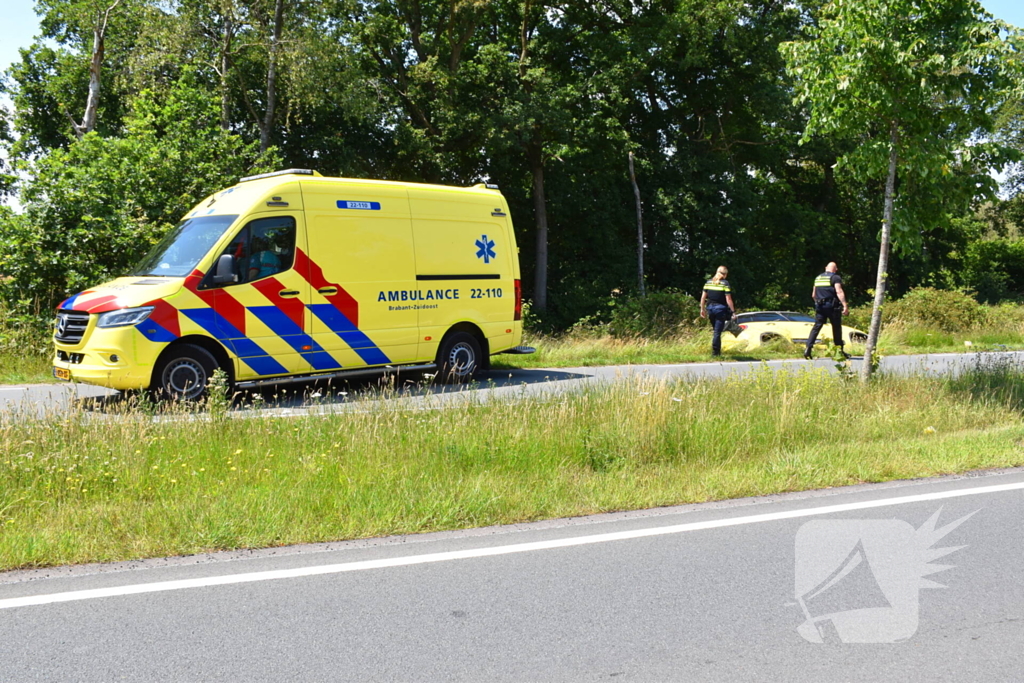 Politie helpt vrouw uit auto