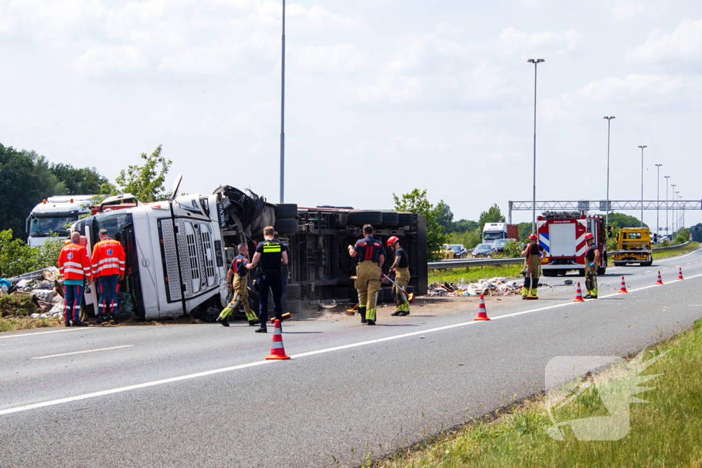 Vrachtwagen kantelt en vangrail beschadigd