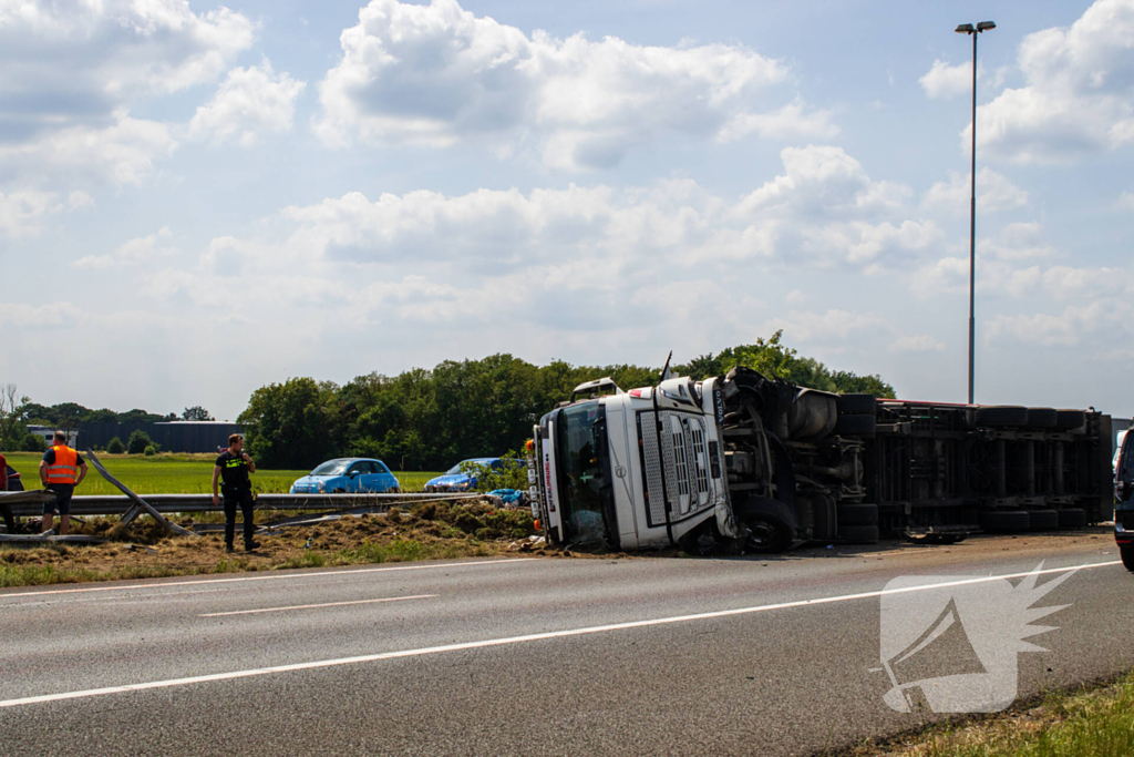 Vrachtwagen kantelt en vangrail beschadigd