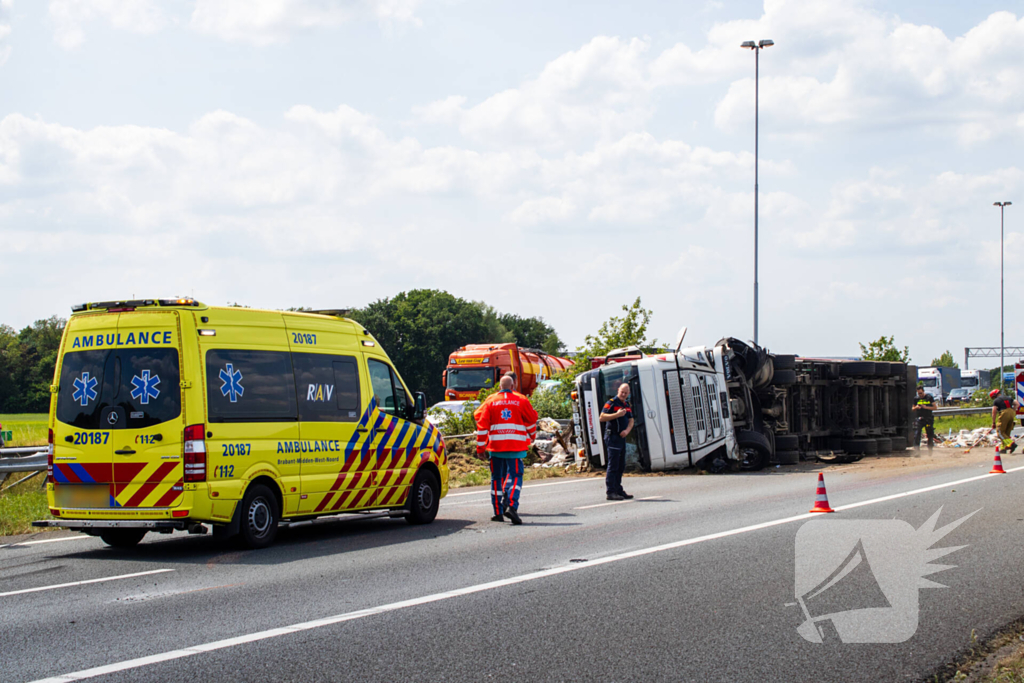 Vrachtwagen kantelt en vangrail beschadigd
