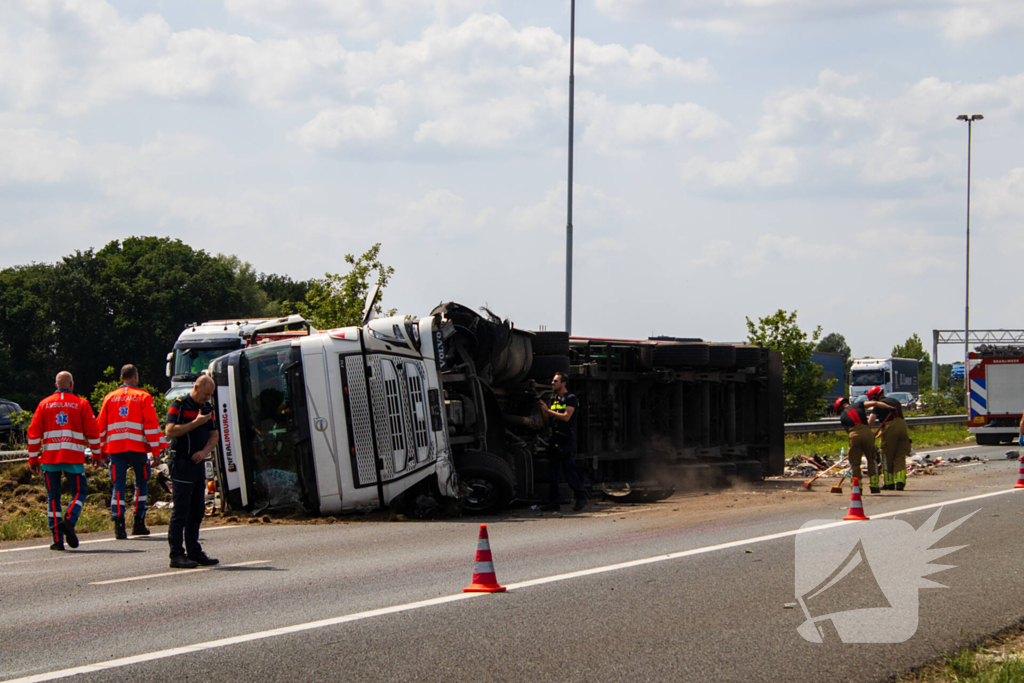 Vrachtwagen kantelt en vangrail beschadigd