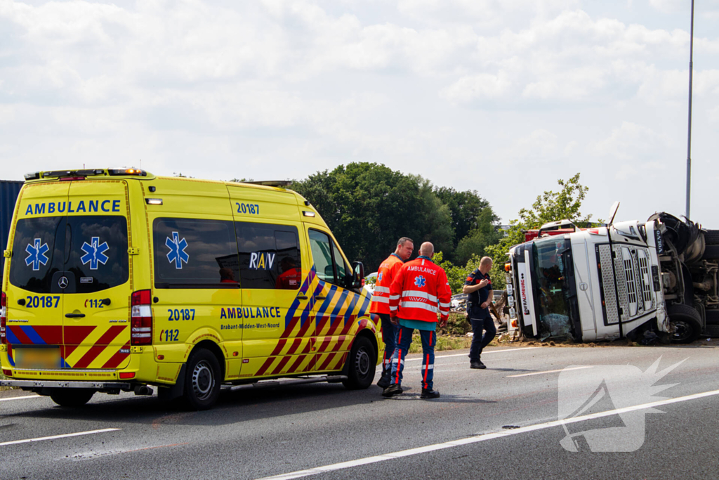 Vrachtwagen kantelt en vangrail beschadigd
