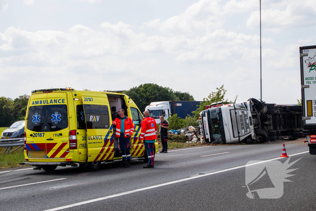 Vrachtwagen kantelt en vangrail beschadigd