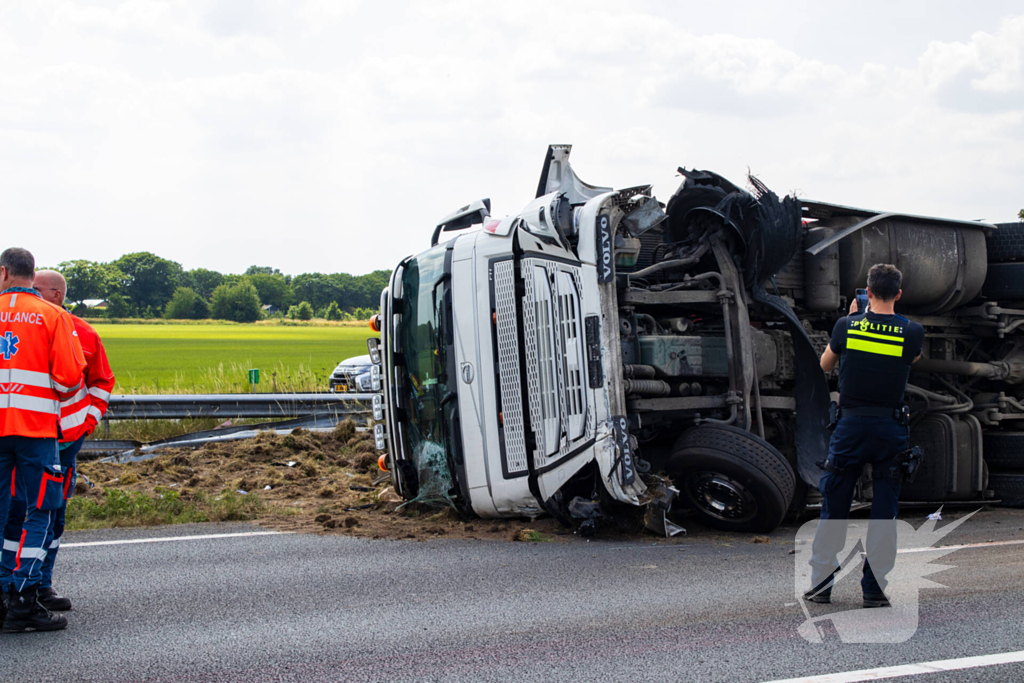 Vrachtwagen kantelt en vangrail beschadigd