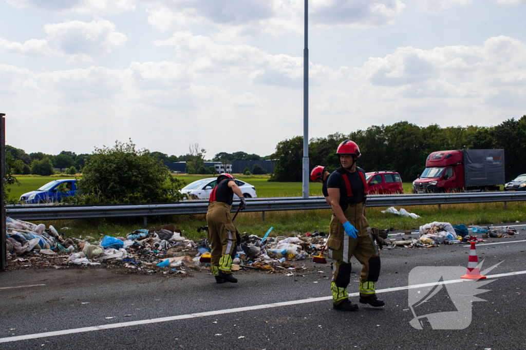Vrachtwagen kantelt en vangrail beschadigd