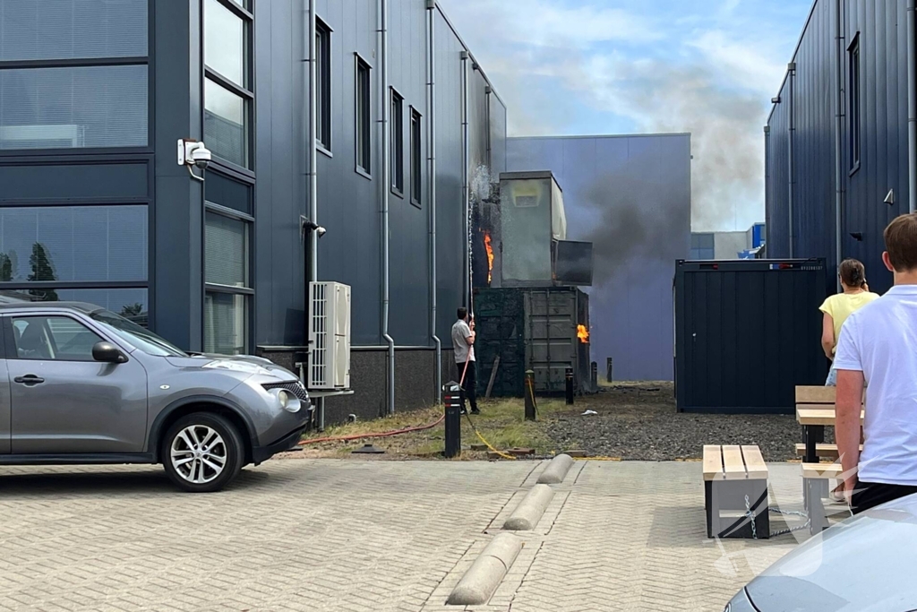 Medewerkers blussen eerste vuur