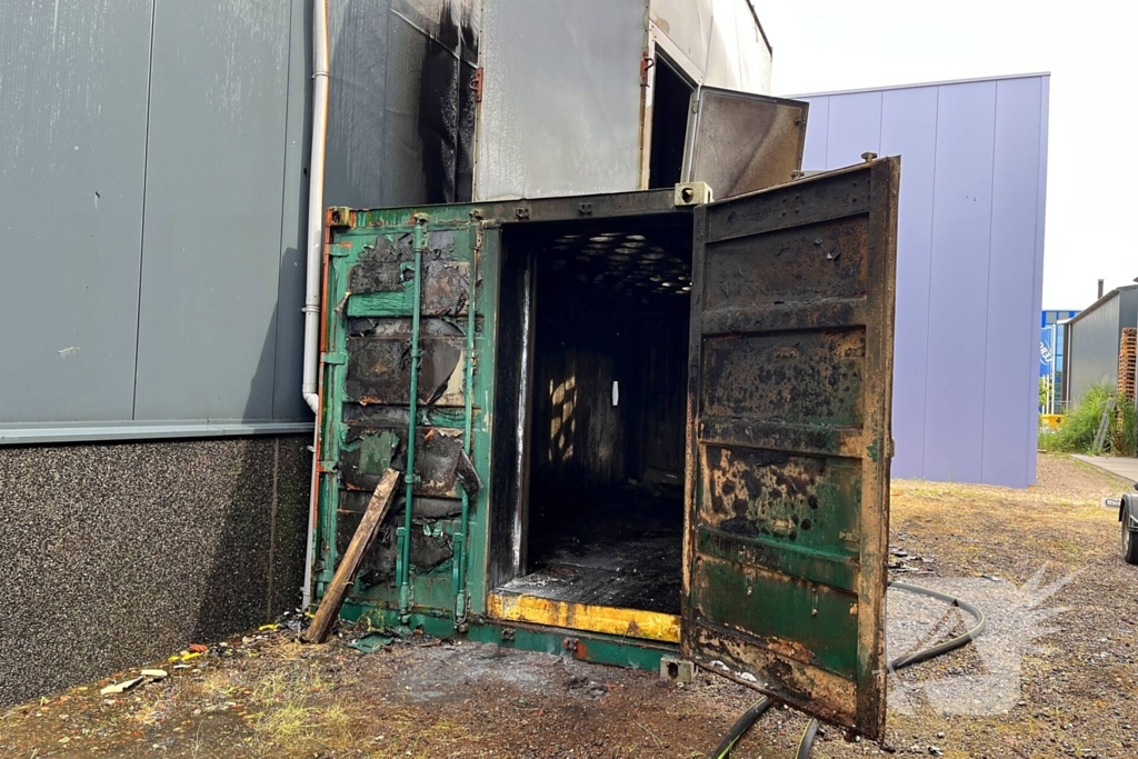 Medewerkers blussen eerste vuur