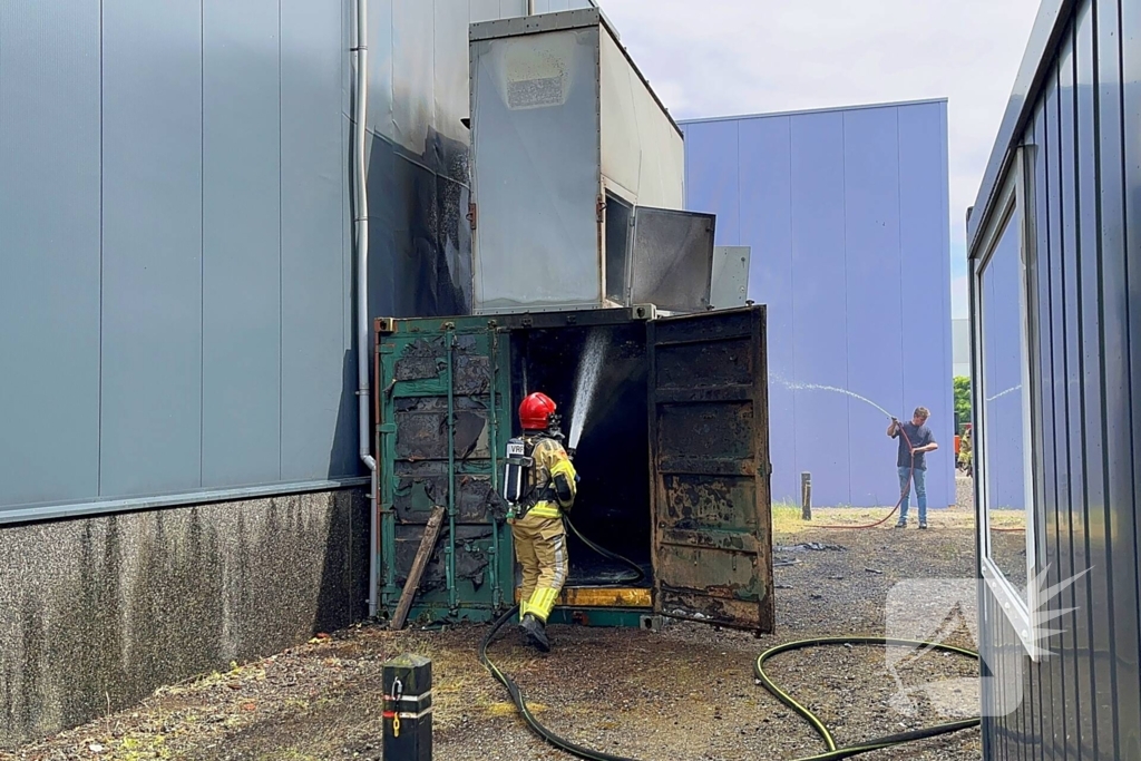 Medewerkers blussen eerste vuur
