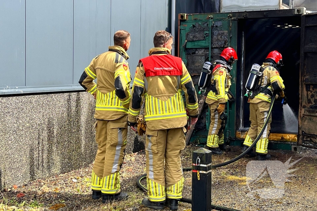 Medewerkers blussen eerste vuur