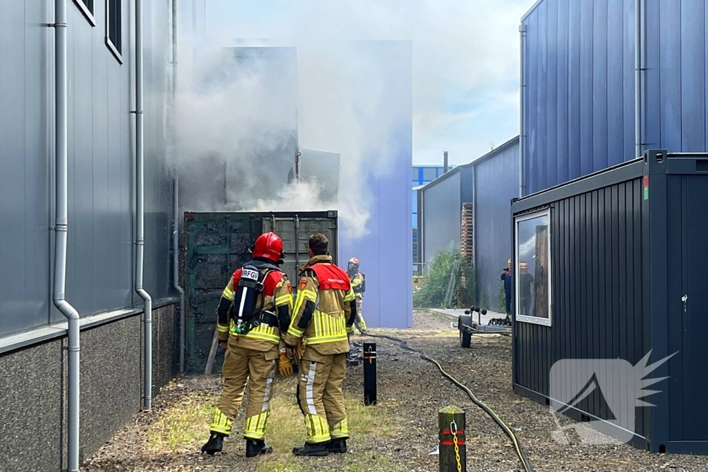 Medewerkers blussen eerste vuur