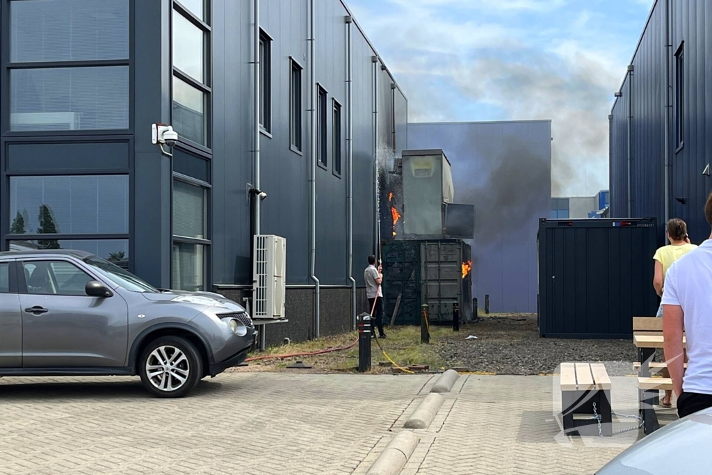 Medewerkers blussen eerste vuur