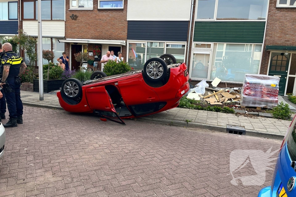 Auto belandt op de kop bij ongeval