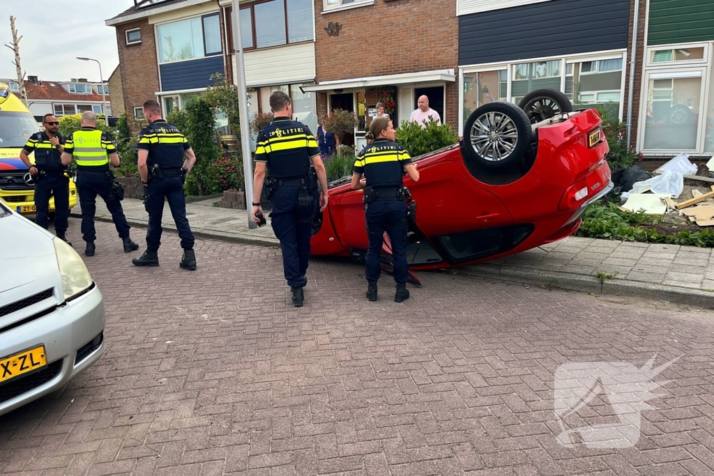 Auto belandt op de kop bij ongeval