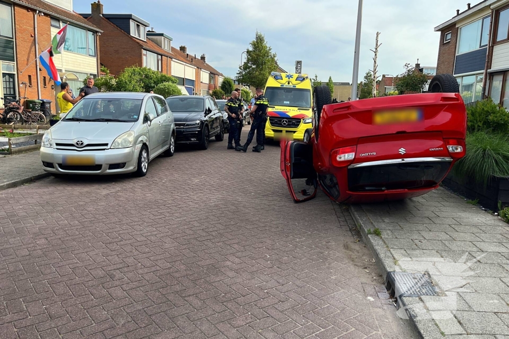 Auto belandt op de kop bij ongeval
