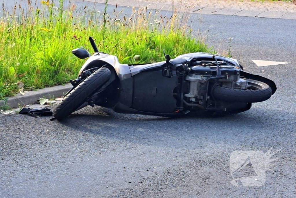Scooterrijder gewond bij aanrijding met auto