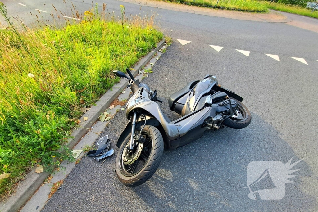 Scooterrijder gewond bij aanrijding met auto