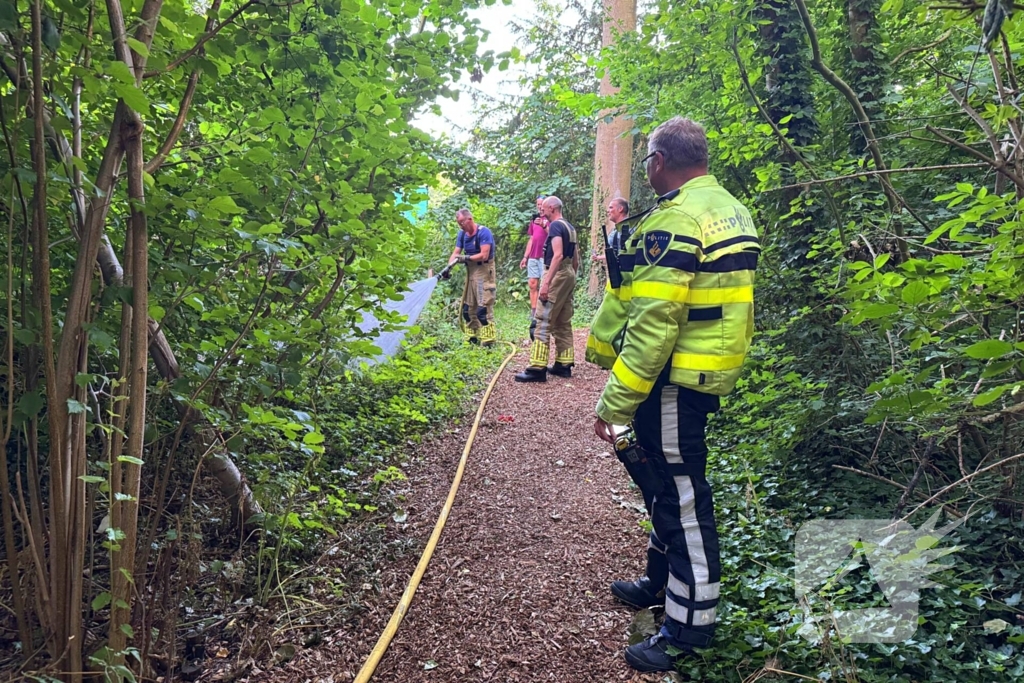 Passanten blussen brand in bosschages