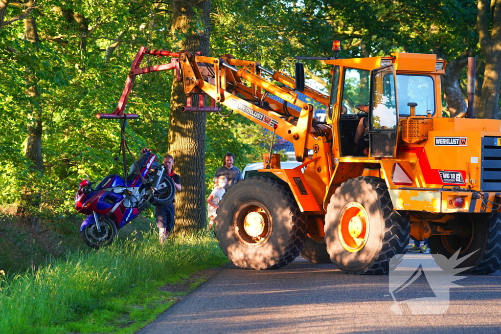 Motorrijder belandt in sloot