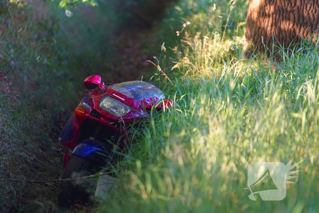 Motorrijder belandt in sloot
