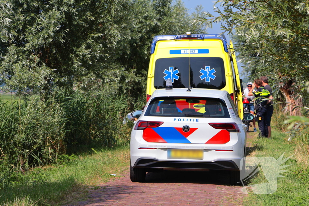 Fietser hard ten val op fietspad