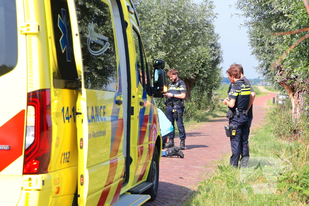 Fietser hard ten val op fietspad