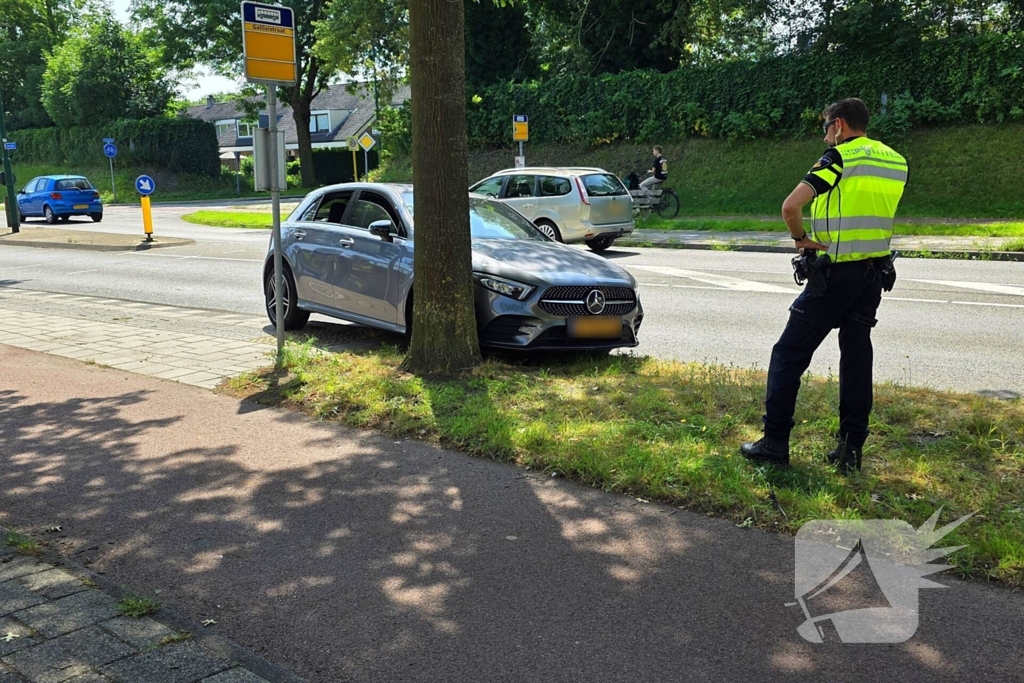 Automobilist botst op boom met letsel als gevolg