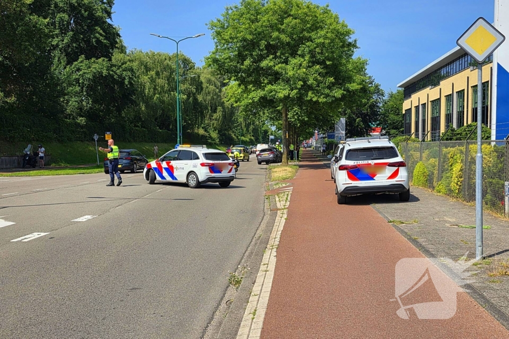 Automobilist botst op boom met letsel als gevolg