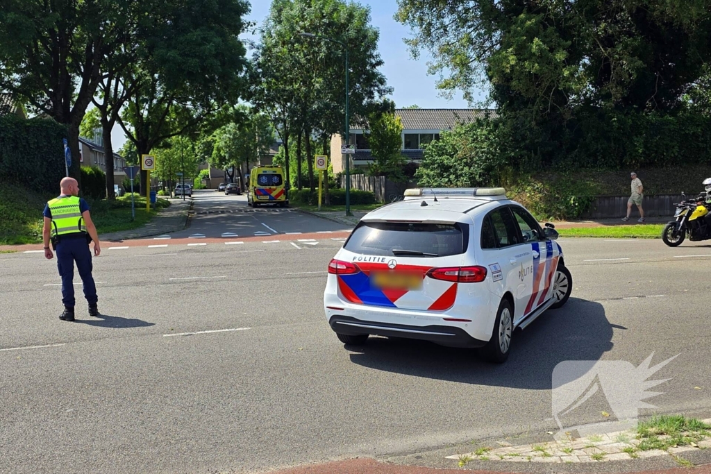 Automobilist botst op boom met letsel als gevolg