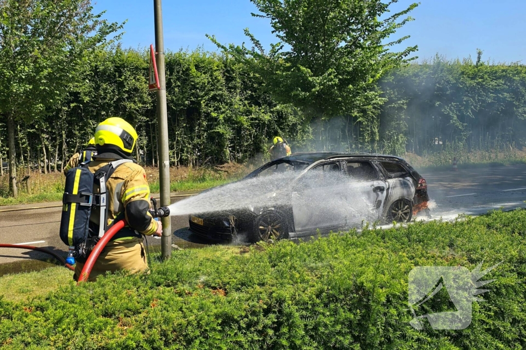 Brandweer dooft vlammenzee in auto