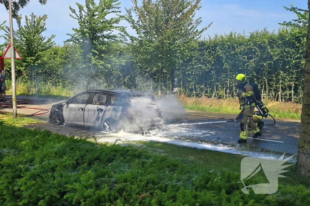 Brandweer dooft vlammenzee in auto