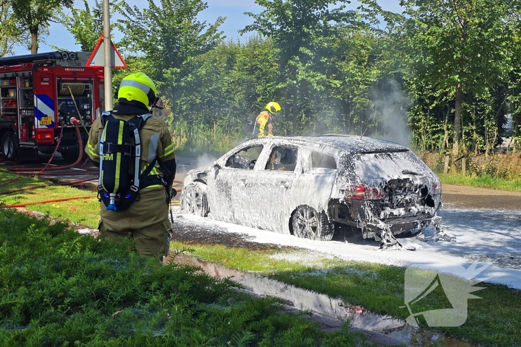 Brandweer dooft vlammenzee in auto