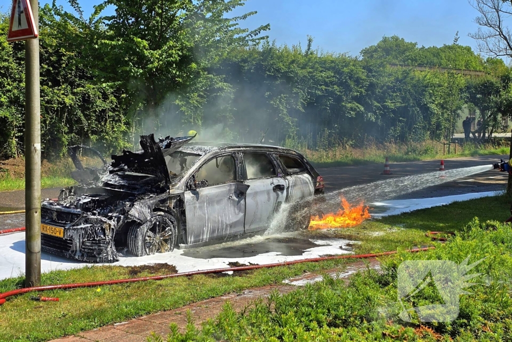 Brandweer dooft vlammenzee in auto