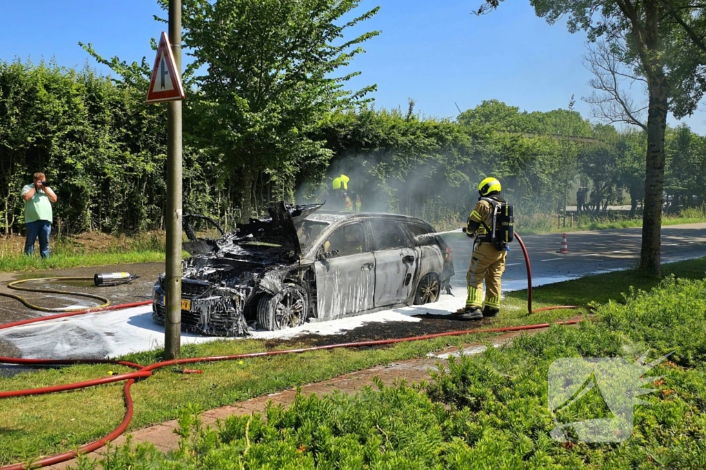 Brandweer dooft vlammenzee in auto