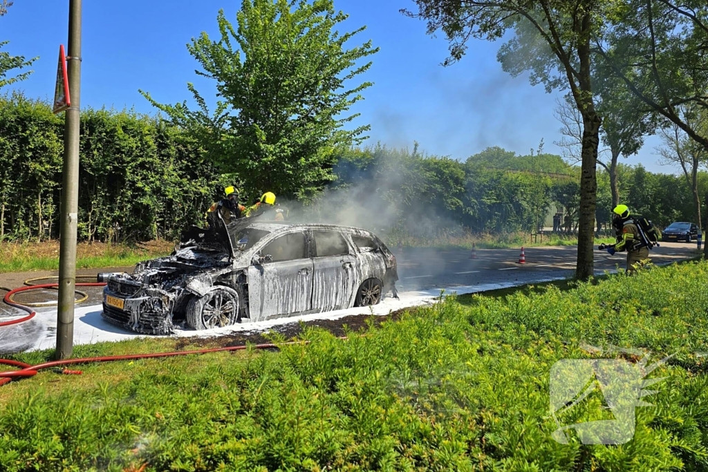 Brandweer dooft vlammenzee in auto