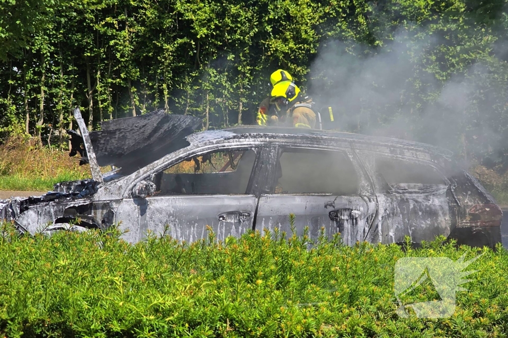 Brandweer dooft vlammenzee in auto