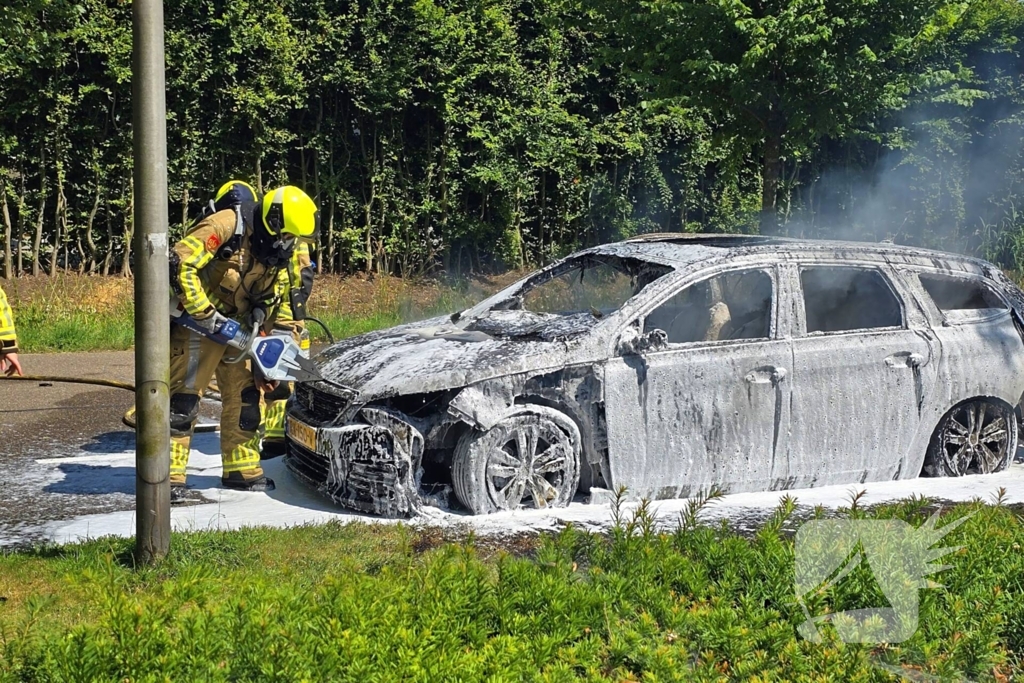 Brandweer dooft vlammenzee in auto